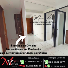 Espelho de sala instalado com cantoneira lateral de proteção Espelho de sala instalado com cantoneira lateral de proteção