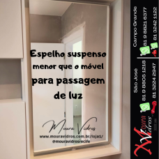 Espelho suspenso menor que o móvel para passagem de luz
