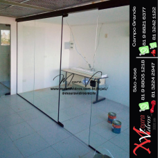 PORTA PIVOTANTE + 02 FIXOS LATERAIS + BARRA SUPERIOR DE FIXAÇÃO
