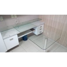 mesa de vidro temperado instalada com pé de metal