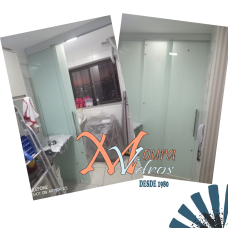 Sistema Versatik: 1 fixo + 2 móveis com aplicação de adesivo branco