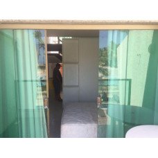 porta de correr com perfil bronze e vidro verde temperado