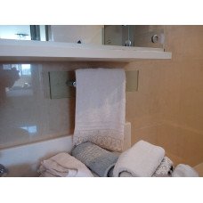 PORTA TOALHAS DE VIDRO INSTALADO COM PROLONGADOR DE AÇO