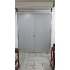 PORTA PIVOTANTE COM FERRAGEM AL E ADESIVADO